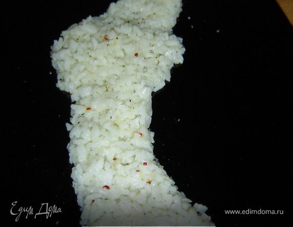 Приготовленную заправку добавляем к рису, и перемешиваем. После этого рис становится очень ароматным и вкусным.Когда все подготовительные работы окончены, приступаем к сборке салата. Первым слоем будет рис, его мы выкладываем в форме руки, держащей факел.