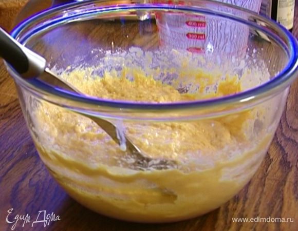 Муку соединить с солью и разрыхлителем, ввести в яично-масляную смесь и перемешать — тесто должно получиться чуть гуще, чем на оладьи. 