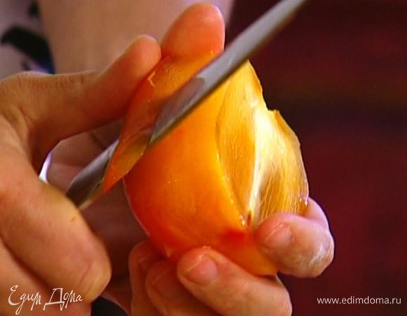 Хурму очистить от кожицы и порезать кубиками.