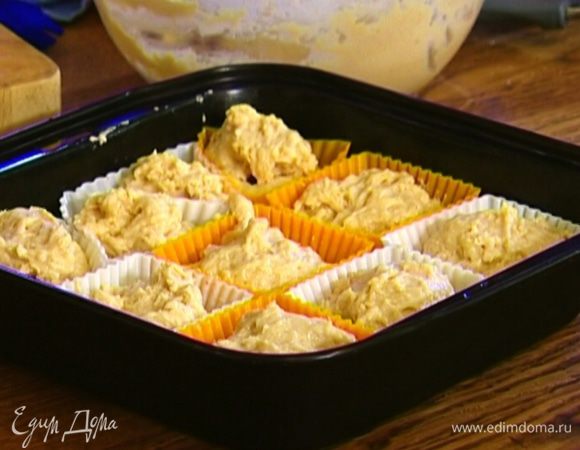 Формочки для маффинов смазать растительным маслом, заполнить их тестом на 1/3 объема, положить в каждую кусочек хурмы или клубнику, а затем добавить еще теста — практически до верха. 