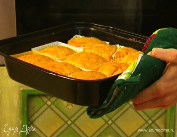 Поставить противень с маффинами в разогретую духовку на 15–20 минут. 