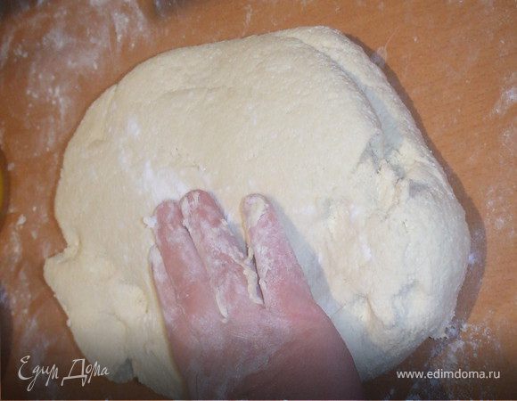 В миску выкладываем творог, к нему добавляем яйца,сахар,соду (погасить уксусом), стакан муки. Замесить тесто. 