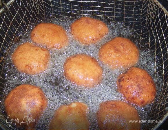 и жарить во фритюре, переворачивая, до румянца (минуты 2-3). шумовкой, складывать на салфетку, чтобы избавиться от лишнее масло.