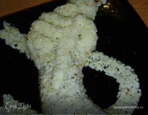 Последний слой – рис. Здесь мы уже выкладываем рис таким образом, чтобы были видны пальцы и факел. Вокруг руки с факелом выкладываем воображаемую ленту.