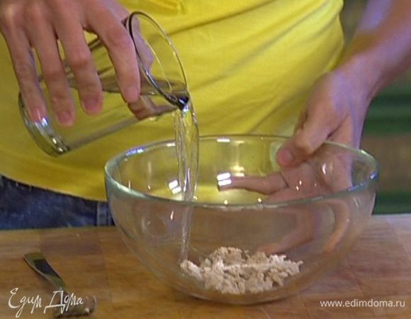 Свежие дрожжи растворить в воде.