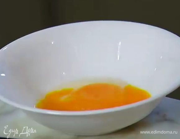 Яйца слегка взбить.