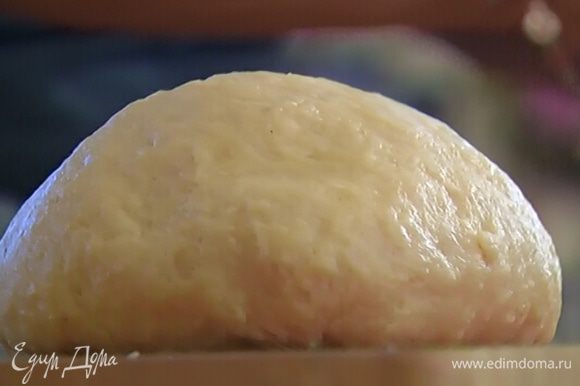 Сделать в муке углубление, добавить по щепотке соли и сахара, взбитые яйца и замесить тесто. Оставить его в теплом месте на 2 часа.