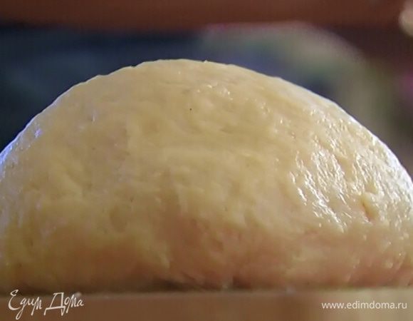 Сделать в муке углубление, добавить по щепотке соли и сахара, взбитые яйца и замесить тесто. Оставить его в теплом месте на 2 часа.