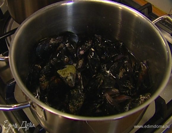 Мидии вымыть и удалить у них хвостики.