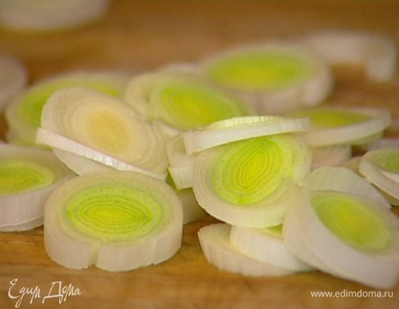 Светлую часть лука-порея нарезать кольцами.