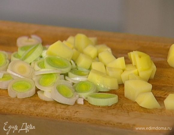 Картофель почистить и порезать маленькими кубиками.