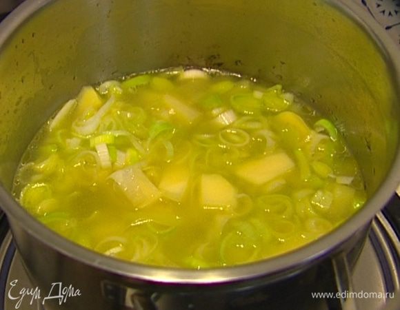 Разогреть в кастрюле оливковое масло, добавить лук и картофель и, помешивая, слегка потомить, затем влить небольшое количество горячей воды и довести до готовности.