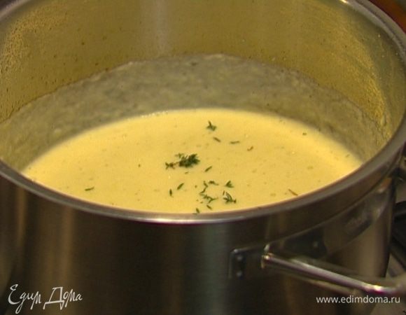 Влить сливки и взбить все в пюре, затем добавить белый перец и соль.