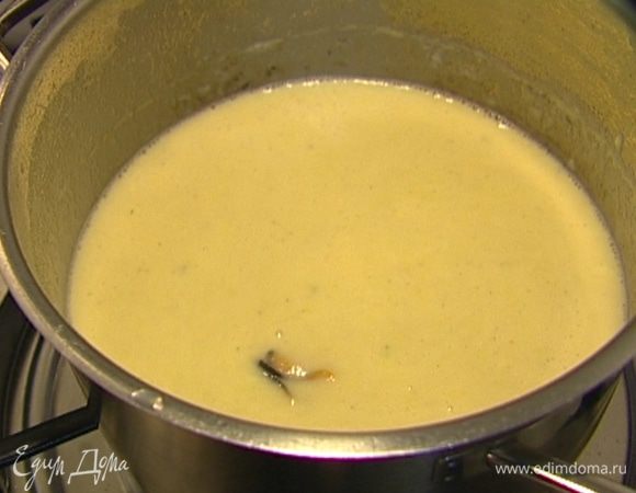 Поставить кастрюлю с пюре на медленный огонь, добавить бульон, в котором варились мидии, и все вместе прогреть.