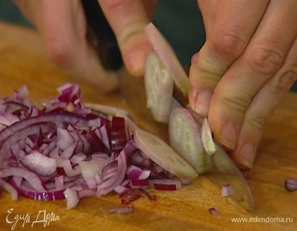 Луковицу почистить и мелко порубить.