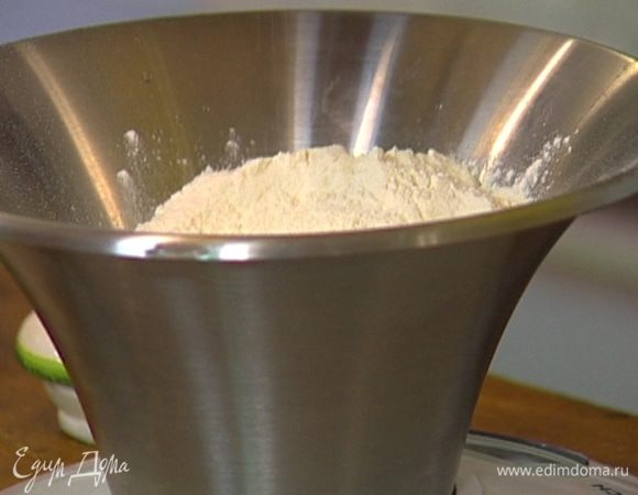 Приготовить тесто: взвесить разбитые яйца, чтобы получилось 325 г, добавить муку, соль, опару и вымешать в комбайне с насадкой для теста.