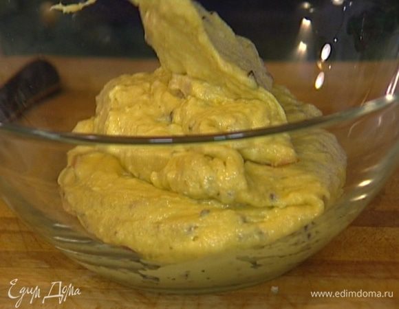 Добавить прожаренный лук и бекон и вымешивать еще несколько минут.