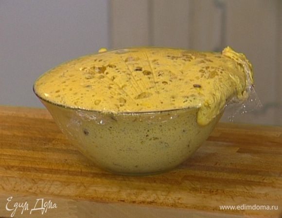 Выложить тесто в теплую сухую миску, затянуть пленкой и поставить в теплое место на час-полтора.