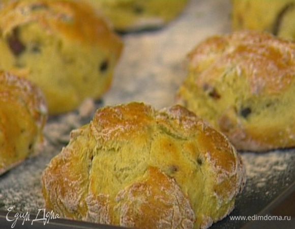 Разделить тесто на небольшие шарики и выложить на противень, присыпанный мукой, подальше друг от друга, накрыть влажным полотенцем и оставить отдыхать на 15‒20 минут, а затем выпекать около 20‒30 минут в разогретой духовке.