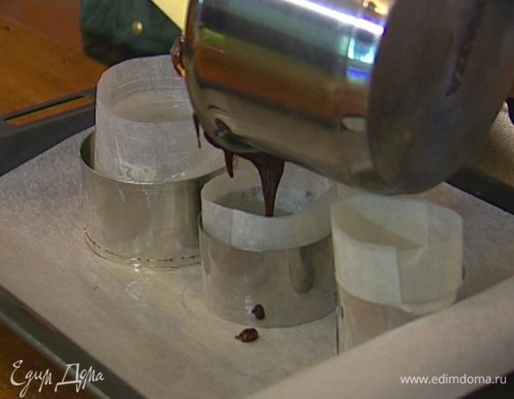 Ввести взбитые яйца в шоколадную массу, все перемешать, наполнить кольца для выпечки и отправить в разогретую духовку на 7 минут.