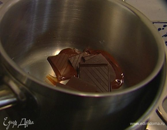 Шоколад растопить на водяной бане.