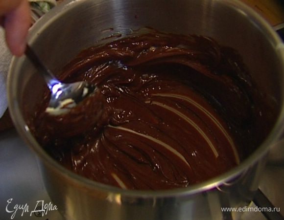 Добавить в растопленный шоколад 2 ст. ложки предварительно размягченного сливочного масла и шоколадно-ореховую пасту, прогреть, помешивая, еще раз все вместе на медленном огне.