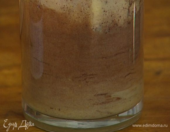 Яйца взбить с сахарной пудрой, добавить разрыхлитель, соль, муку и какао.