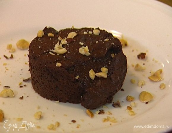 Снять кольца, присыпать фундуком и подавать тут же!