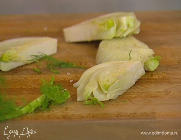 Фенхель нарезать полукольцами, срезав и сохранив зеленые верхушки. 