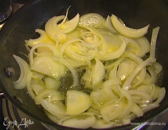 Разогреть в сковороде 1 ст. ложку оливкового и 1 ч. ложку сливочного масла, добавить лук и сахар, слегка закарамелизировать, присыпать листьями тимьяна и посолить.