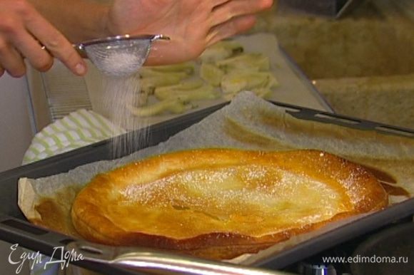 Растопить 1 ч. ложку сливочного масла, смазать им пропеченное тесто, присыпать сахарной пудрой.