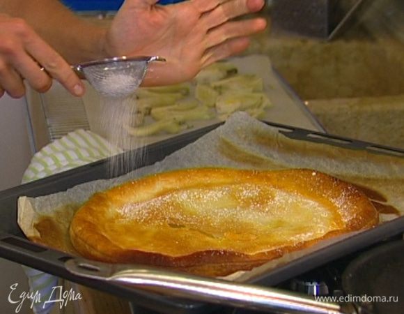 Растопить 1 ч. ложку сливочного масла, смазать им пропеченное тесто, присыпать сахарной пудрой.