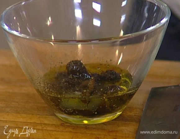 Приготовить заправку: вынуть косточки из оливок, крупно их поломать, добавить 2 ст. ложки оливкового масла, лимонный сок, посолить и поперчить, все перемешать.