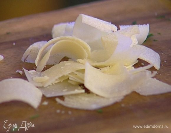Твердый козий сыр натереть крупными хлопьями (можно использовать овощечистку).