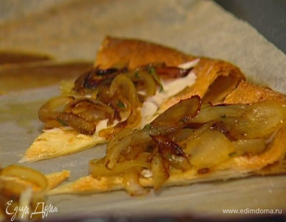 Нарезать тесто треугольниками как для пирога, сверху выложить натертый сыр и лук и поставить в горячую духовку на 2−3 минуты.