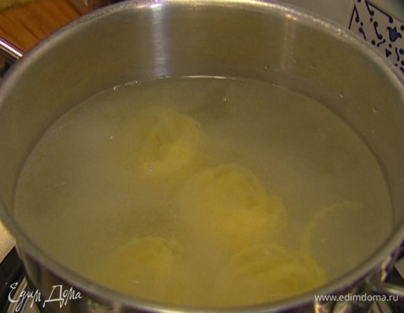 Макароны отварить в подсоленной воде, затем воду слить и сохранить.