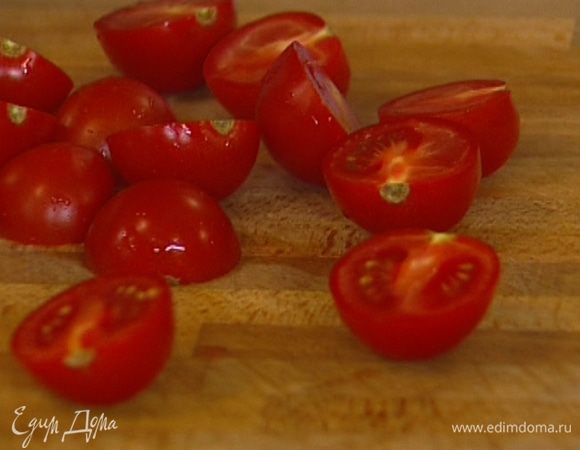 Помидоры черри разрезать пополам.
