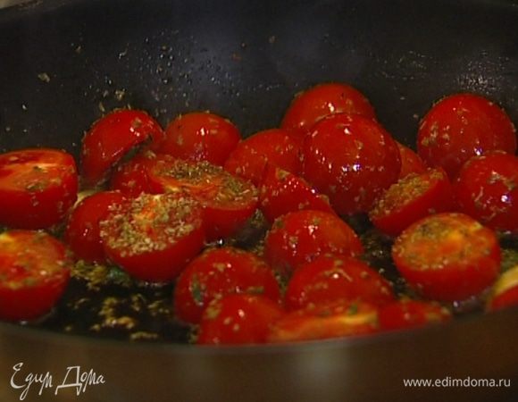 Разогреть в сковороде 2 ст. ложки оливкового масла, выложить раздавленный чеснок и помидоры, добавить 6‒7 веточек тимьяна, порвав их руками, присыпать половиной орегано и все вместе слегка прогреть.