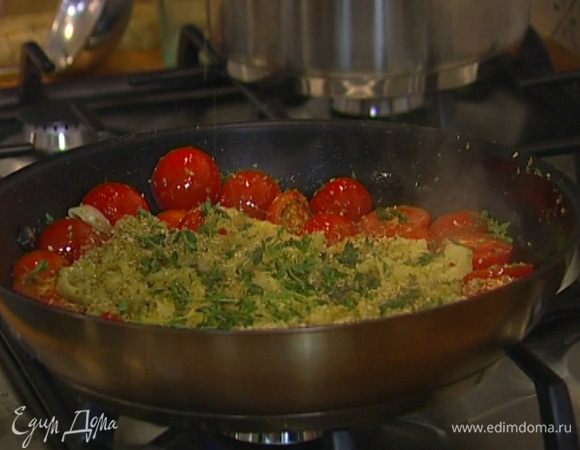 Выложить в сковороду к помидорам отваренные макароны, влить немного воды, в которой они варились, присыпать орегано и листьями оставшегося тимьяна, влить немного оливкового масла, перемешать и подавать тут же!