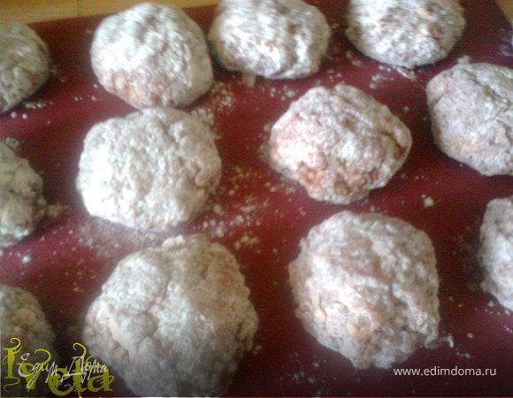 Из массы лепим котлетки,панируем в муке.