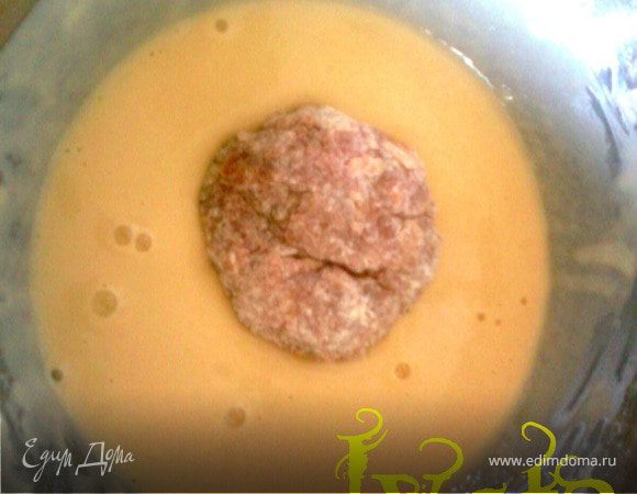 Берем наши котлетки и обмакиваем в кляр.