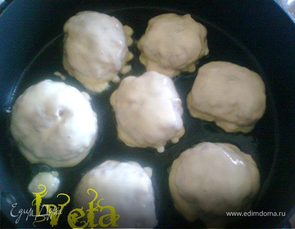 На сковороде,нагреваем масло и обжариваем котлеты с двух сторон.