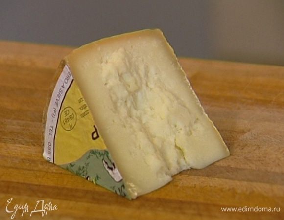 Сыр натереть на крупной терке.