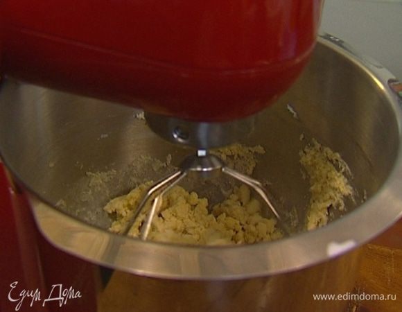 Муку перемешать с сахаром, разрыхлителем и солью.