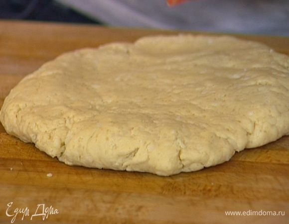 Добавить к муке молоко, предварительно размягченное сливочное масло, натертый сыр и вымешать все до получения однородной массы.