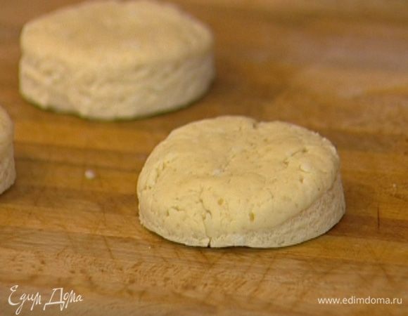 Тесто немного вымесить руками, сформировать ровный пласт и с помощью небольшого кольца для выпечки или небольшой чашки вырезать кружки.