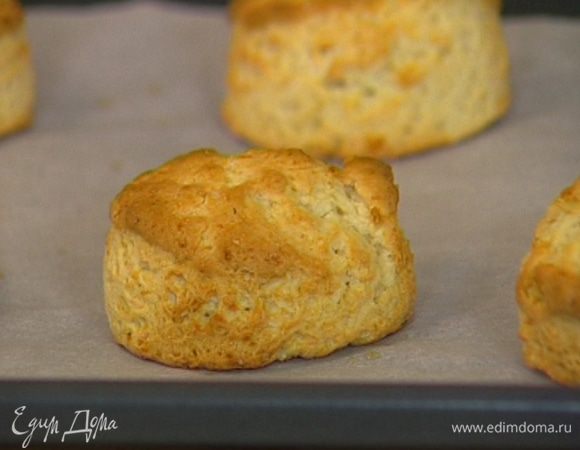 Уложить булочки на противень, смазать слегка взбитым желтком и выпекать 25−30 минут.