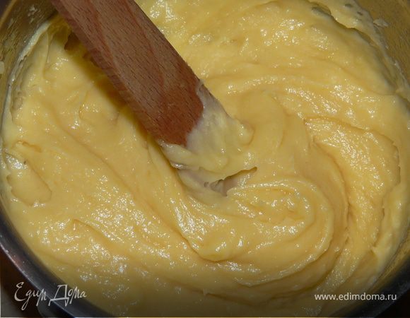 Растопить масло в воде, закипятить, добавить муку и помешивая, вернуть на огонь на 2 минуты. Снять с огня, вмешать яйца, сол, ваниль.