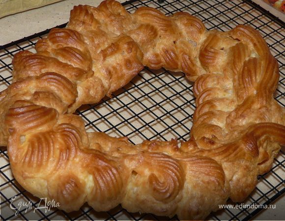 Духовка 210С, печь 10 минут, уменьшить до 190С и продолжить выпекать еще 30 минут. 
Выложить на решетку, остудить, разрезать на 2 части.