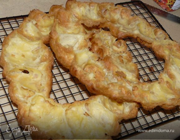 Смешать желтки, ваниль, сахар и муку до посветления. Закипятить молоко, разбавить небольшим кол-вом молока яйчную смесь и вылить в остальное молоко, довабить кофе и помешивая загустить на огне. Отставить.